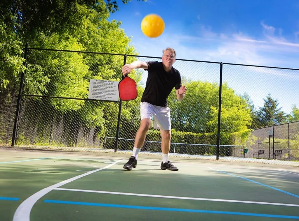 can-you-bounce-the-ball-on-a-pickleball-serve